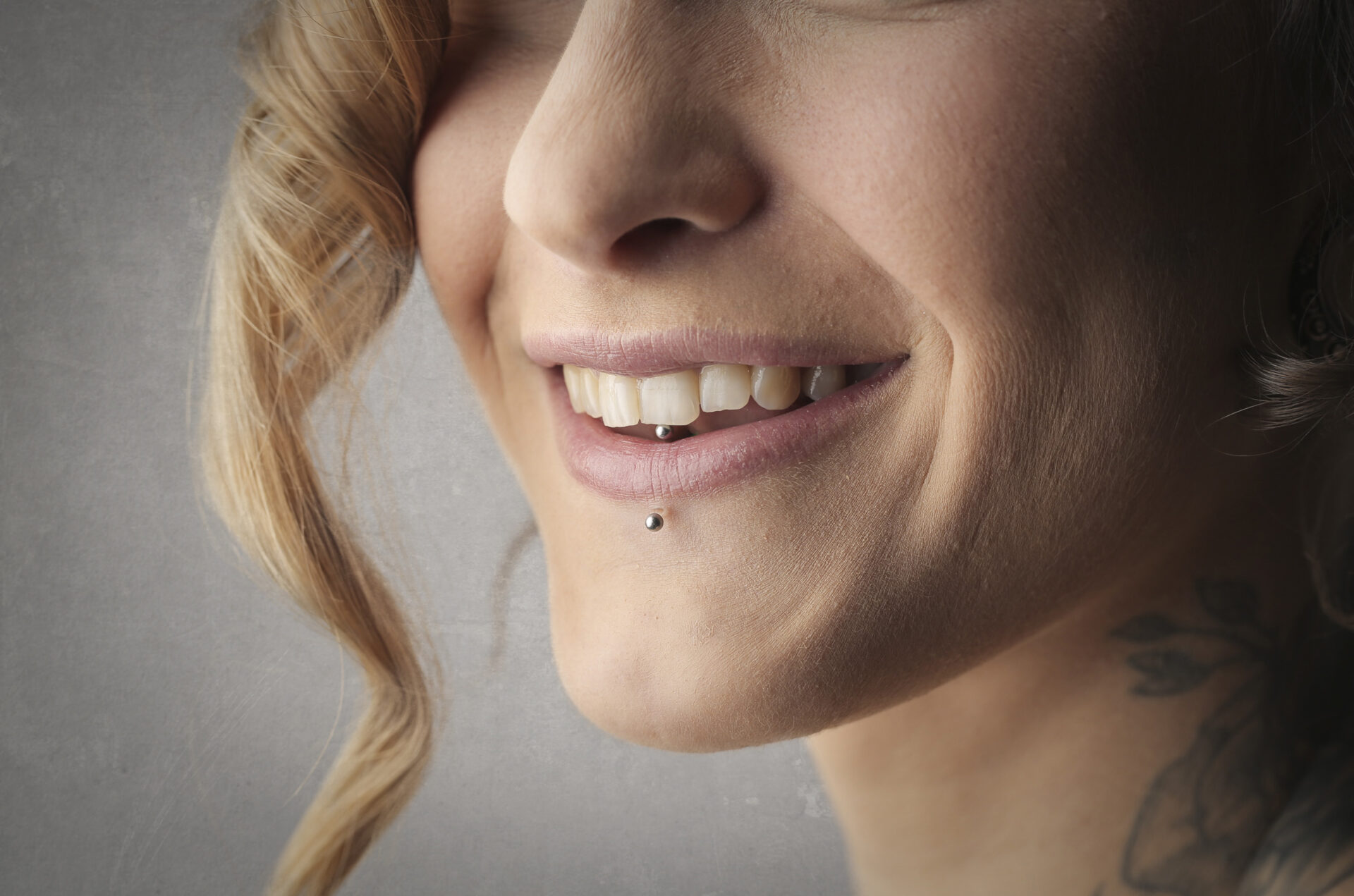 Les piercings et bijoux dentaires